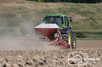 John Deere mit Sämaschine