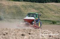 John Deere mit Sämaschine