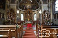 Kirche geschmückt für Hochzeit