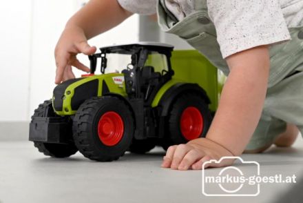 Kind mit Claas Traktor