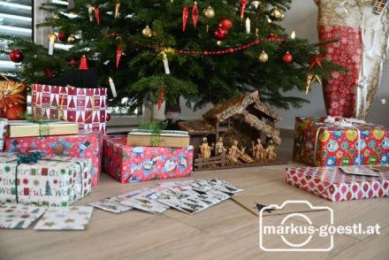 Weihnachtskrippe und Geschenke
