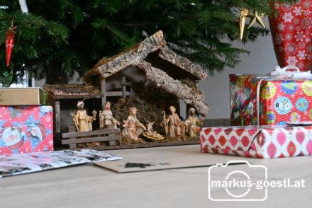 Weihnachtskrippe und Geschenke