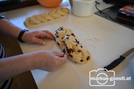 Striezel mit Rosinen backen