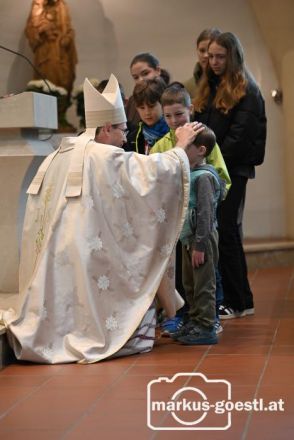 Bischof segnet Kinder