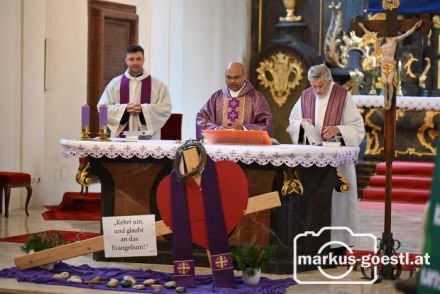 Priester beim Altar