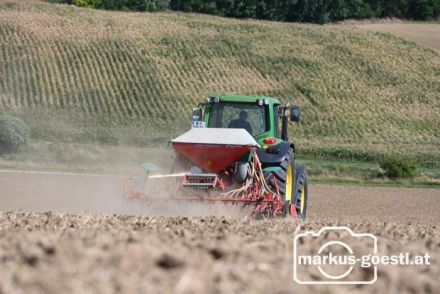 John Deere mit Sämaschine