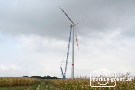 Erstes Windrad fertig montiert