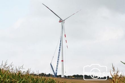 Erstes Windrad fertig montiert