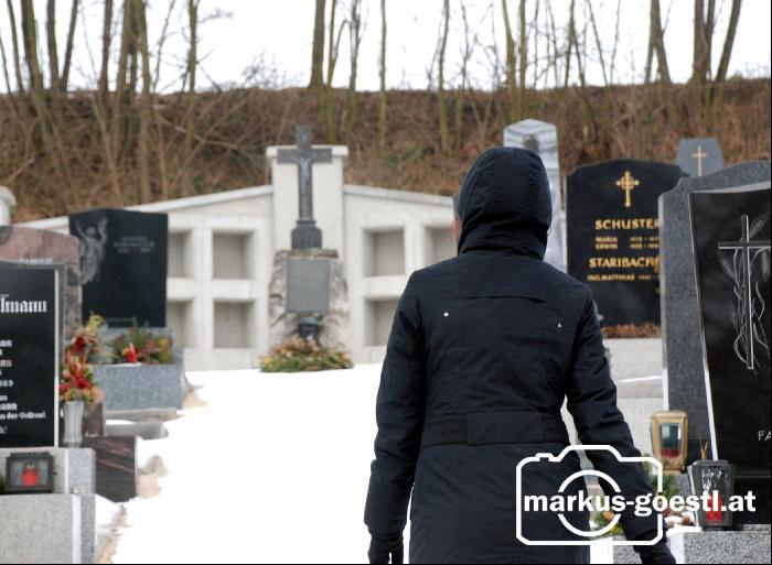 Frau_Friedhof