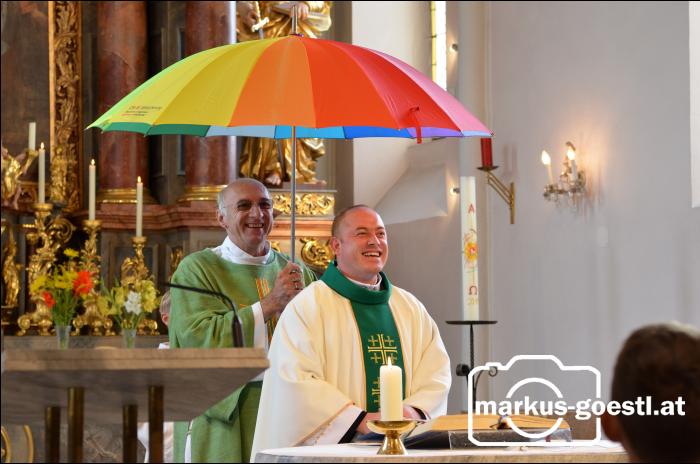 Diakon_Priester_Regenschirm