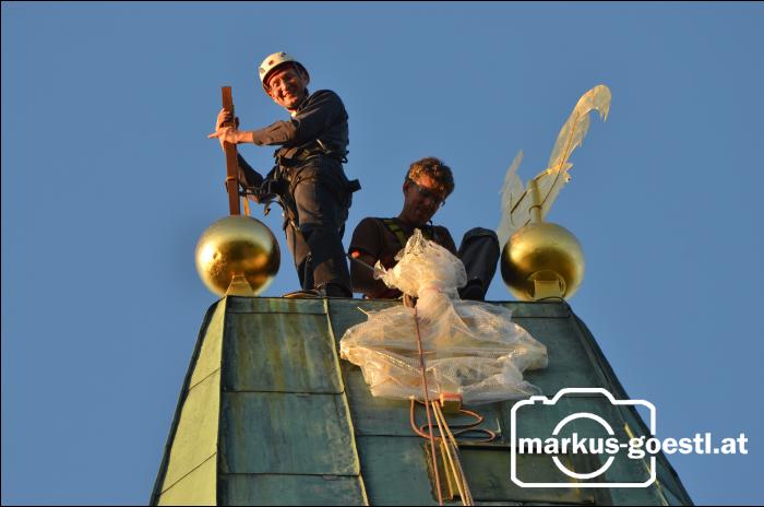 Turnovszky montiert Turmkreuz