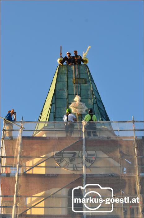 Turnovszky montiert Turmkreuz