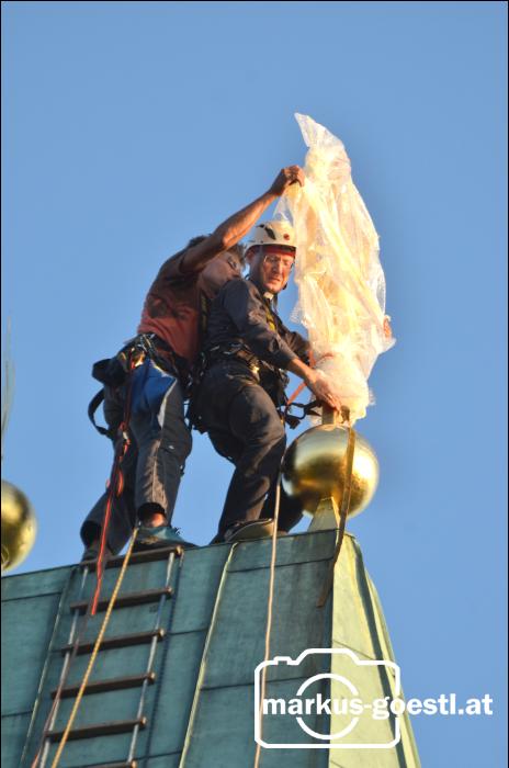 Turnovszky montiert Turmkreuz