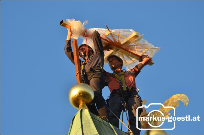 Turnovszky montiert Turmkreuz