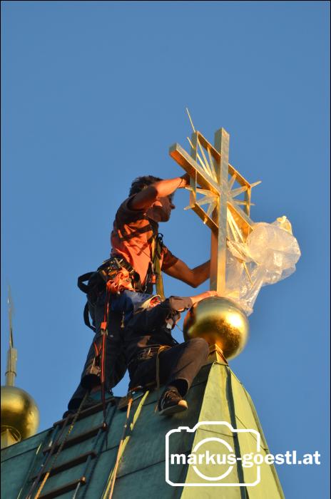 Turnovszky montiert Turmkreuz