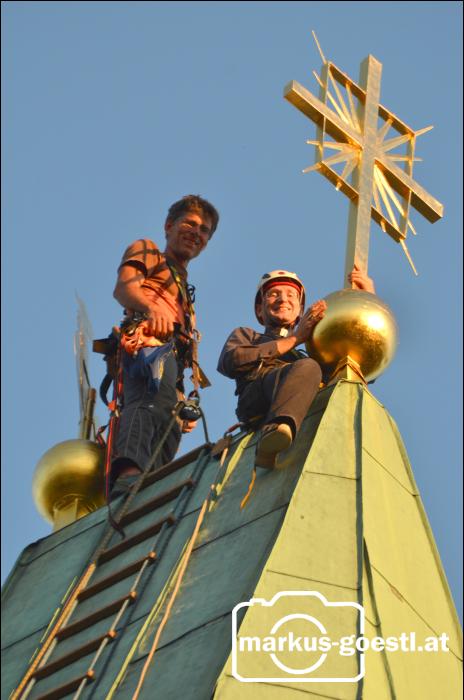 Turnovszky montiert Turmkreuz