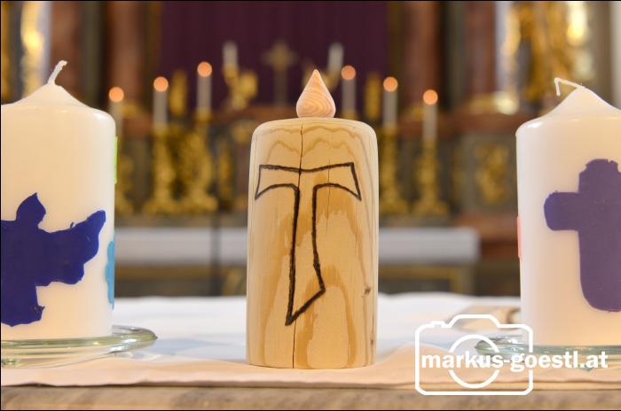 Holzkerze mit Taukreuz