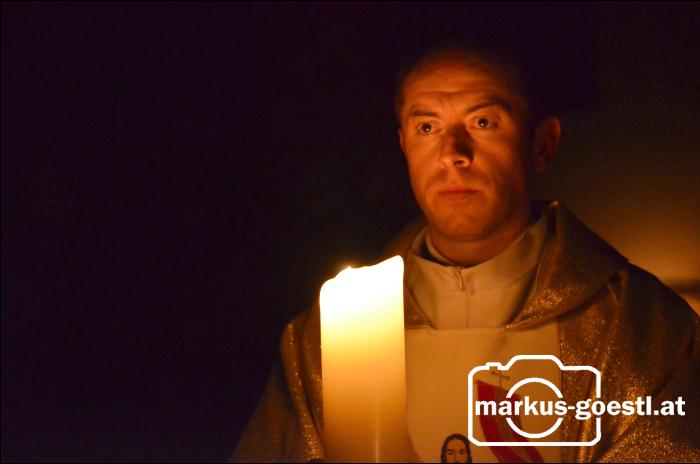 Pater Liviu mit Osterkerze