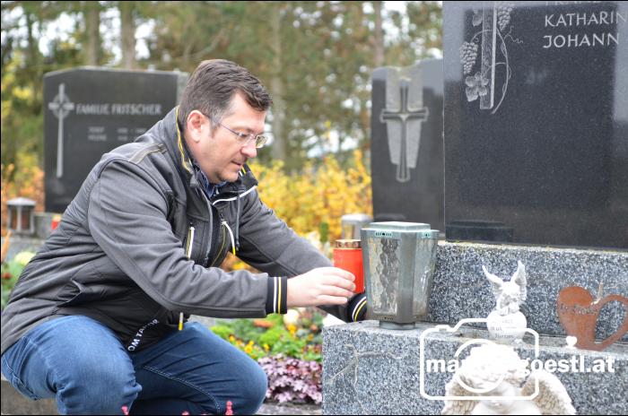 Markus Göstl mit Grablicht