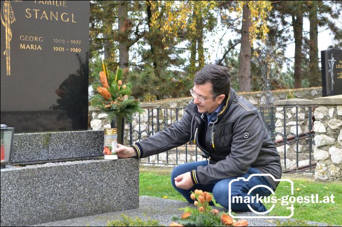 Markus Göstl mit Grablicht