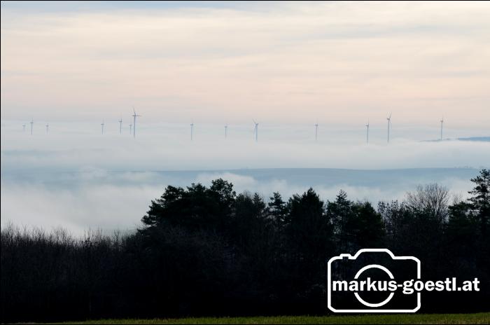 Windräder im Nebel