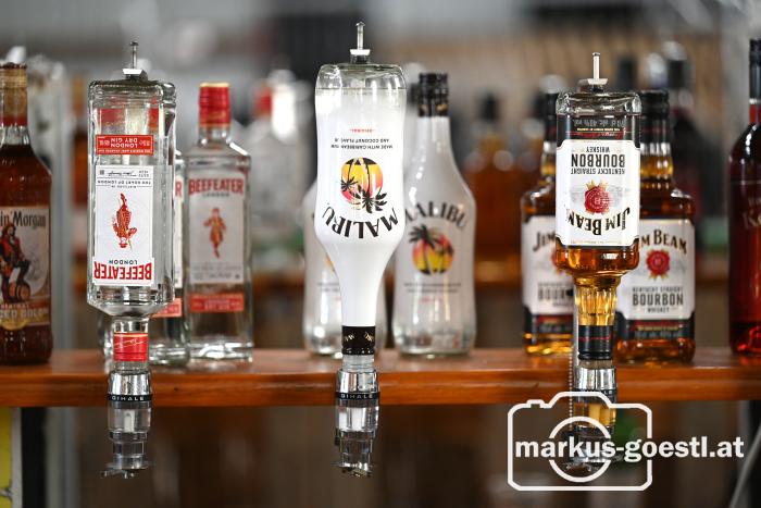 Bar mit Schnapsportionierer