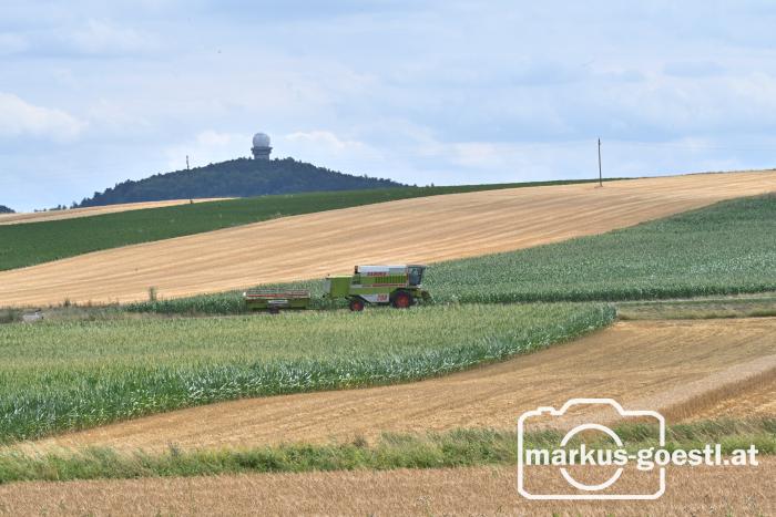 Claas mit Schneidwerkwagen