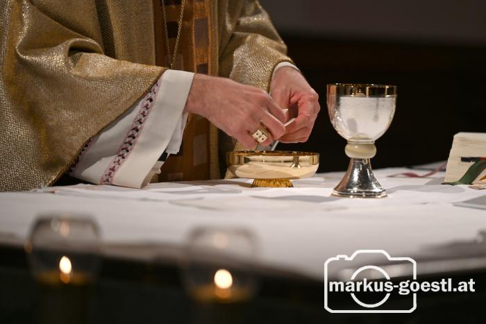 Eucharistiefeier Brot brechen