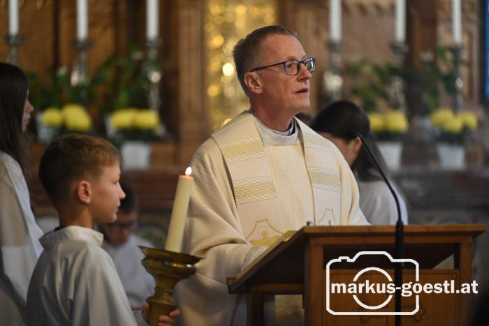 Pfarrer Seher mit Evangeliar
