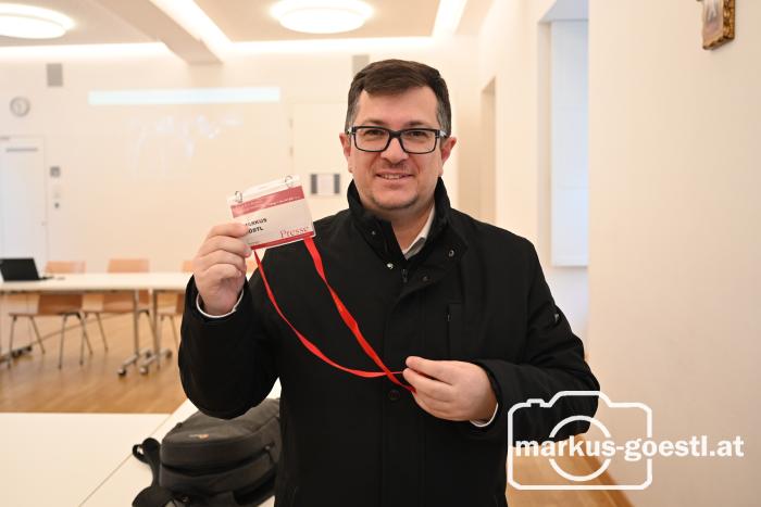 Markus Göstl mit Pressekarte
