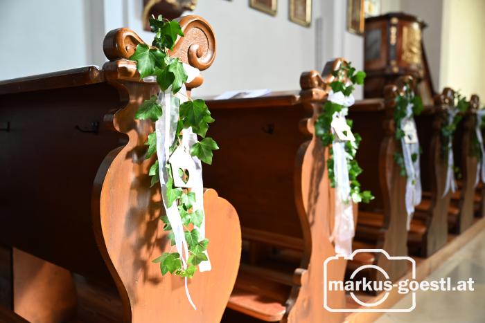 geschmückte Kirchenbänke