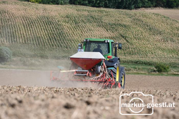 John Deere mit Sämaschine