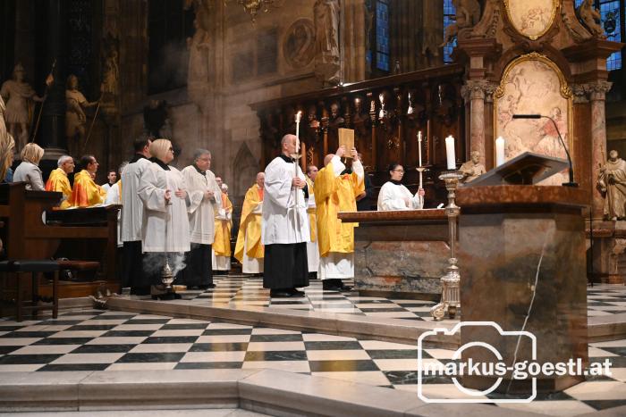 Diakon mit Evangeliar